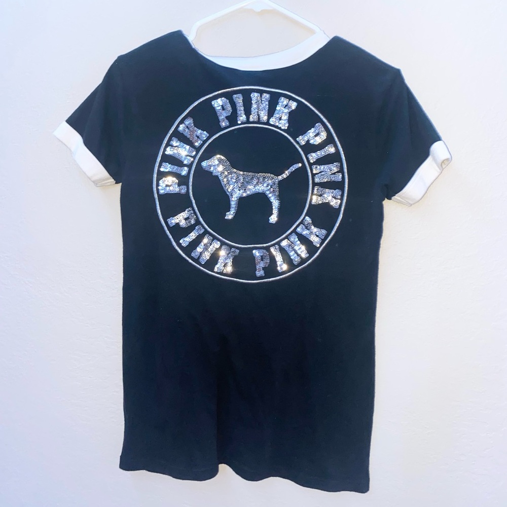 Pink victoria’s Secret! Size XS color is black and very pretty back of the shirt